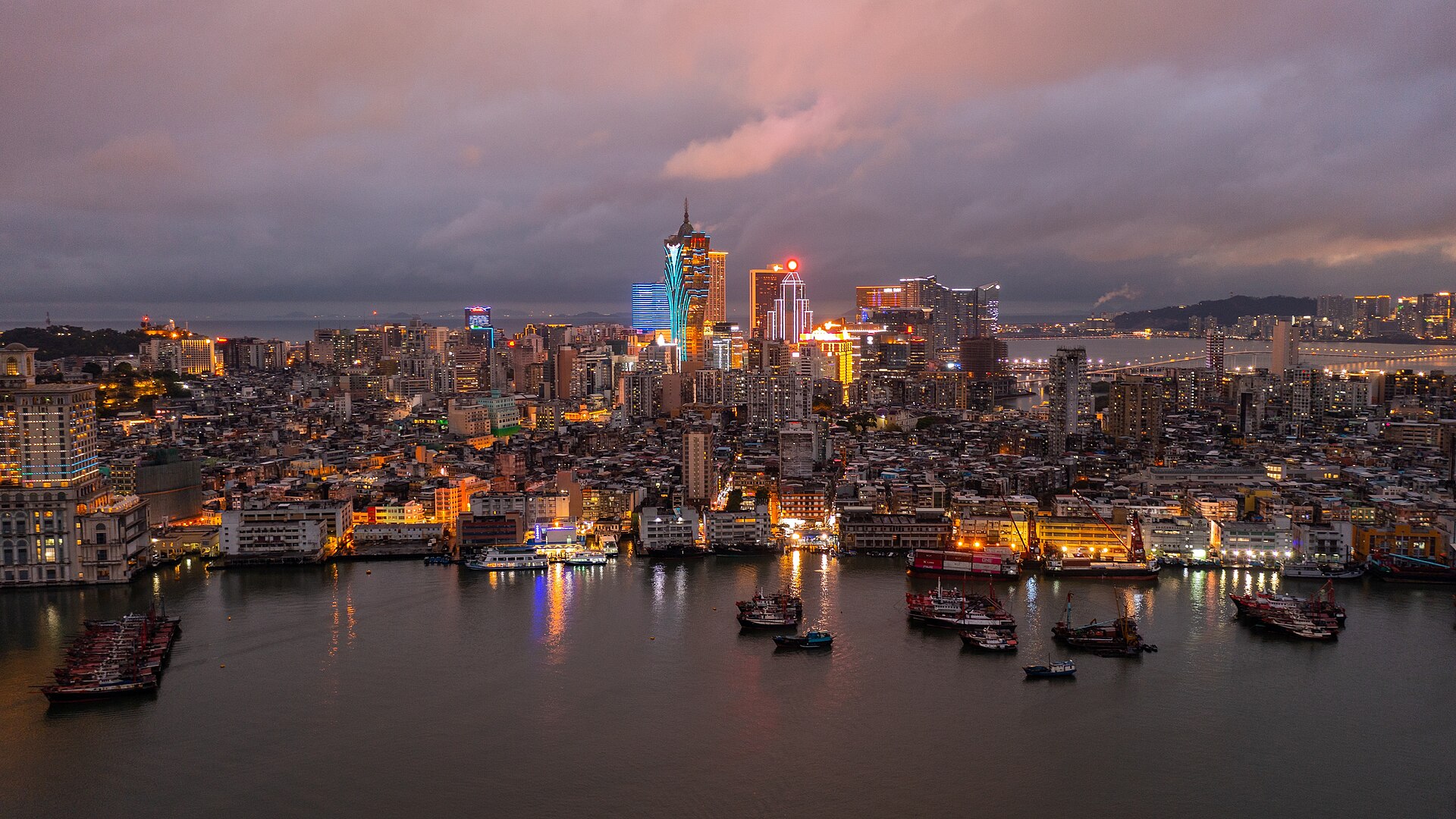 澳门半岛夜晚天际线全景